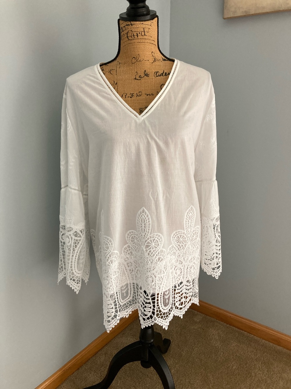 Chico's White V‑Neck Lace Trim Tunic Women Size 4 US 18/20 or 1X/2X